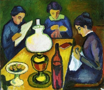 オーガスト・マッケ Painting - ランプのそばのテーブルにいる三人の女性 オーガスト・マッケ